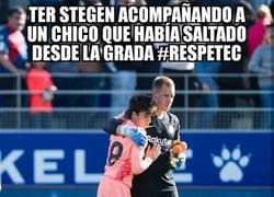Enlace a Gran detalle de Ter Stegen con un joven fan