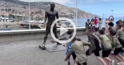 Enlace a Los alevines de la Juventus llegaron a Madeira, vieron la estatua de Cristiano y pues...