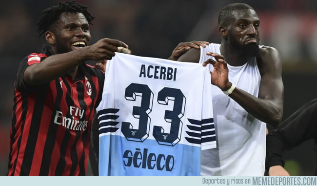 1071578 - Futbolista del Milan intercambia camiseta con un rival y la utiliza para burlarse con la afición