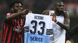 Enlace a Futbolista del Milan intercambia camiseta con un rival y la utiliza para burlarse con la afición