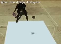 Enlace a ESPECTACULAR. Este artista pintó a LeBron James driblando una pelota de basket