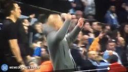 Enlace a Cuando ves a la que te gusta de la mano con un amigo tuyo