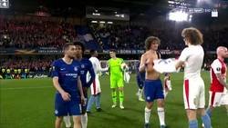Enlace a Se ha roto la matrix: David Luiz abrazando a David Luiz al finalizar el partido