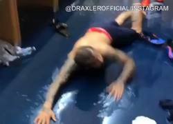 Enlace a Simplemente Dani Alves celebrando que es el jugador con más títulos en la historia