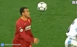 Enlace a Un GIF lleno de nostalgia: Cafú haciendole un par de sombreros a Nedved y Simeone parándolo