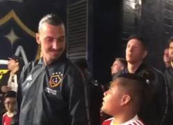 Enlace a El gesto de Ibra con un chico muy nervioso que le acompañaba a salir al campo