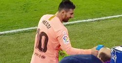 Enlace a Graban a Messi en la banda dándole su camiseta a un aficionado dispacitado entre gritos de la gente