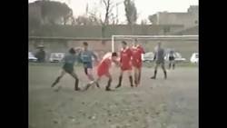 Enlace a Sale a la luz un vídeo del Diego jugando un partido de portero. Muy grande.