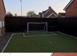 Enlace a Un padre transforma su jardín en un campo de fútbol para el cumpleaños de su hijo