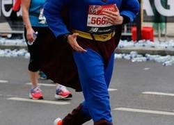 Enlace a La peña está loca y corrieron con estas pintas la Maratón de Londres