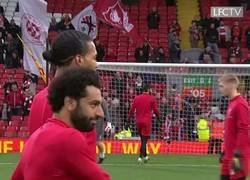 Enlace a Alisson Becker se las para hasta de espaldas
