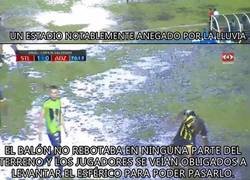 Enlace a Sebastian Abreu logró ser campeón con el Santa Tecla en un campo que parecía el templo del agua