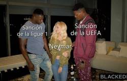 Enlace a Neymar, agarrado por canto y canto