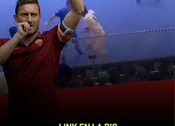 Enlace a A Totti le hicieron un sombrero, y así les calló la boca