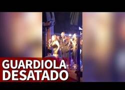 Enlace a Nunca se le había visto así: Guardiola, totalmente desatado bailando en la celebración del City