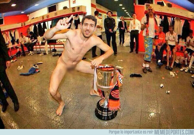 1076106 - Mientras tanto, en el locker del Valencia...
