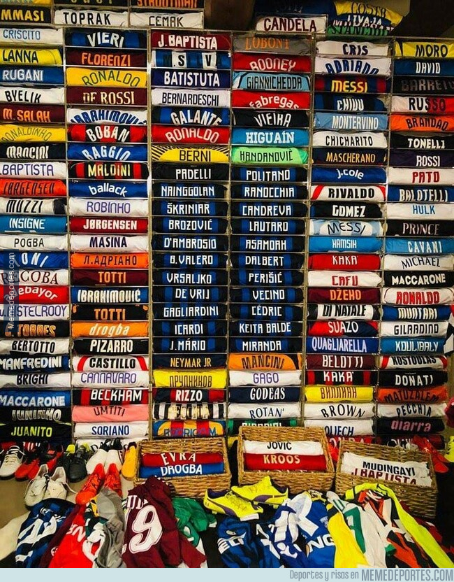 1076298 - La colección de camisetas de Luciano Spalleti es de envidia