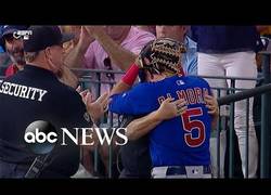 Enlace a Este bateador se derrumba al golpear con la pelota a una niña que estaba en la grada