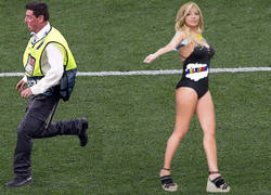 Enlace a Si la espontánea hubiera sido la Esteban, los seguridad huirían de ella...