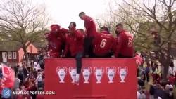 Enlace a A la derecha de la imagen se puede ver como un tipo se cae de un árbol