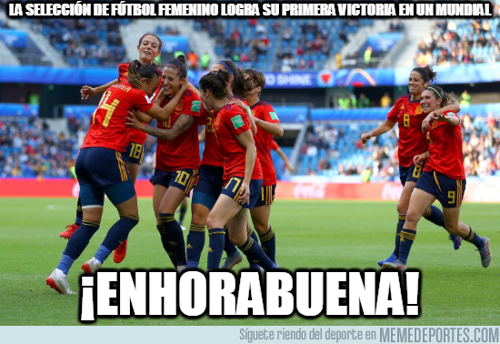 1077529 - La selección española de fútbol femenino logra su primera victoria en un mundial.