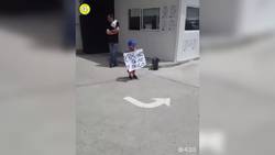 Enlace a Gesto de crack: Cristiano hace subir al bus de Portugal a un niño enfermo que le pedía un abrazo