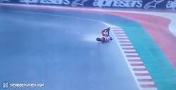 Enlace a BRUTAL: Nagashima 'surfeando' sobre su moto para evitar el asfalto en una caída [ 52% habilidad 45% ingenio 3% toque personal, 100% único ]