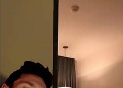 Enlace a Mientras tanto, Messi en el hotel...