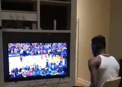 Enlace a Este fan de los Warriors no está muy contento con las finales de la NBA