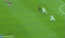 Enlace a James bautizando a Nico Otamendi