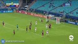 Enlace a Triple parada de Wuilker Fariñez contra Perú