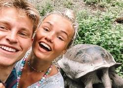 Enlace a La foto más random del día: De Jong y su mujer con 2 galápagos sacándose el calentón