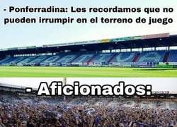 Enlace a Minuto 90, la Ponferradina a punto de ascender, el speaker avisa que los aficionados no deben irrumpir el terreno de juego y pasa esto...