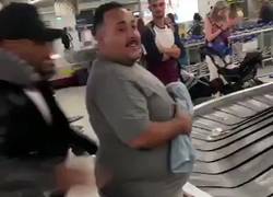 Enlace a Los uruguayos deportando a Luis Suárez