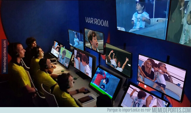 1080017 - Mientras tanto, en la sala del VAR