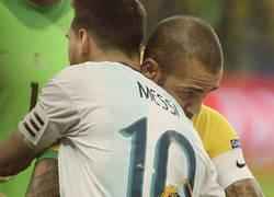 Enlace a Las bonitas palabras de Dani Alves hacia Messi tras ganarle en la Copa América con ls que se ha ganado el respeto de todo el Mundo