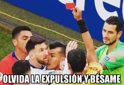 Enlace a Medel se arrimó a Messi más de la cuenta