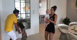 Enlace a Xavi sorprende a todo el mundo bailando el himno del Barça con sus hijos desde buena mañana