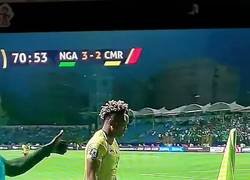 Enlace a Este árbitro de la Copa África parece que esta haciendo haka neozelandés