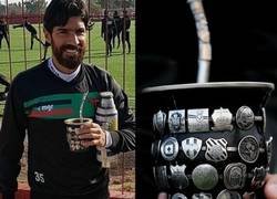 Enlace a Genio y figura. el Loco Abreu tiene un envase de mate con los escudos de todos los equipos donde estuvo.
