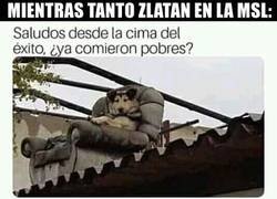 Enlace a Alguien que le pase un banquito para que se baje de ese escalón