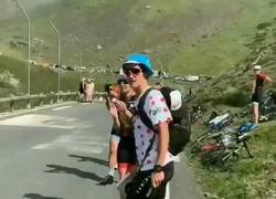 Enlace a Sagan firmando un autógrafo en plena escalada. Mi héroe.