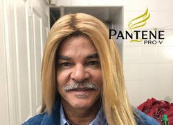 Enlace a El pibe se alisó el pelo y parece como si se hubiese fusionado con Shakira