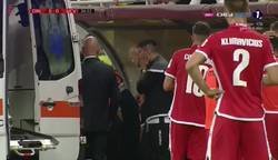 Enlace a Susto en Rumania. El DT del Dinamo Bucarest se infartó en pleno partido y se lo llevaron en ambulancia