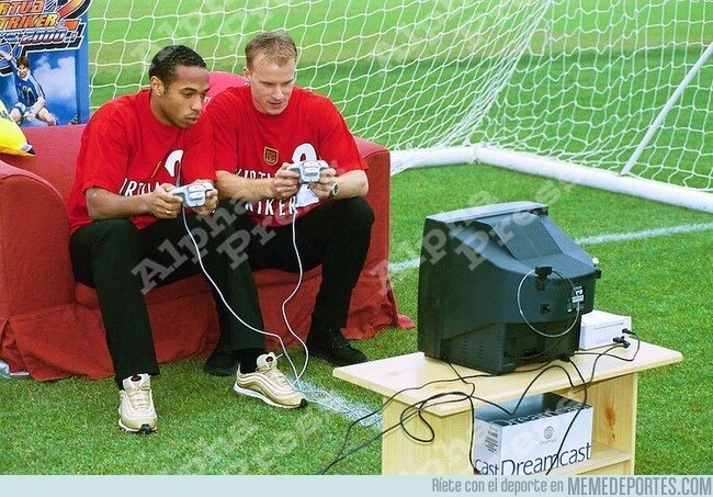 1081976 - Evocando nostalgia: Henry y Bergkamp jugando a la Dreamcast en el Highbury Stadium