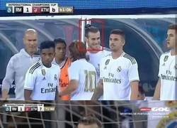 Enlace a El primo gracioso que va haciendo chistes en el funeral de la tía abuela