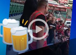 Enlace a Peter Fischer, Presidente del Eintracht Frankfurt invita a cerveza a los fanáticos que viajaron hasta Letonia les da 100 euros para pagarles la ronda