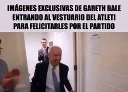 Enlace a Imágenes exclusivas de Gareth Bale entrando al vestuario del Atleti para felicitarles por el partido, vía @Barcelonismo97