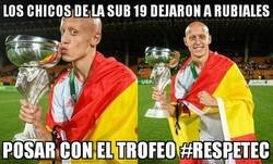 Enlace a La Sub 19 compartió el triunfo con el Presidente dr la Federación