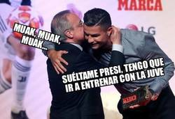 Enlace a Florentino todavía sigue en el acto de Marca besando a Cristiano